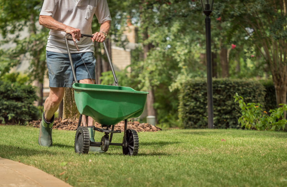 The 10 Best Fertilizer Spreaders for Lawns 2021 Tool Digest