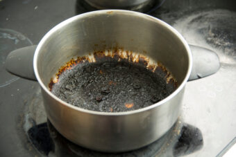4 Methods for Cleaning a Burnt Pot