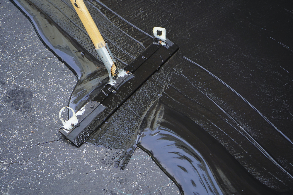 Sealing an asphalt driveway