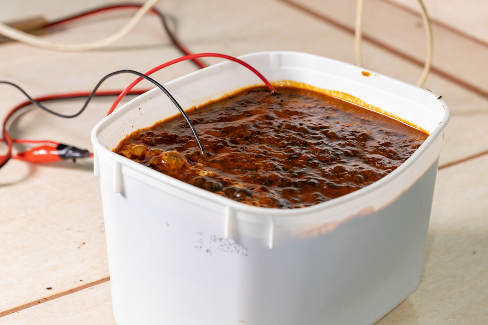 removing rust in a homemade electrolysis tank