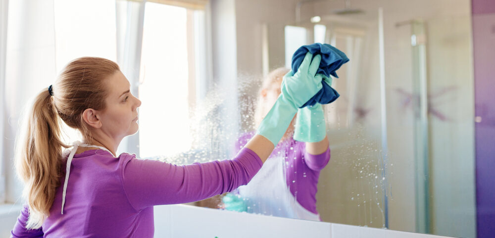 How To Clean Mirrors Without Any Streaks Or Smudges Tool Digest
