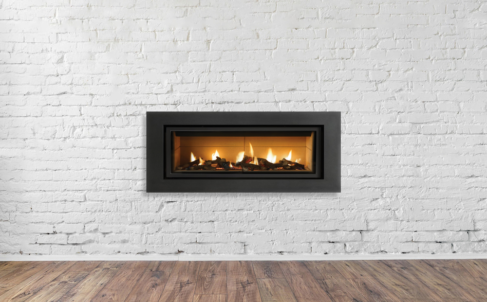 Gas-operated fireplace in an empty room