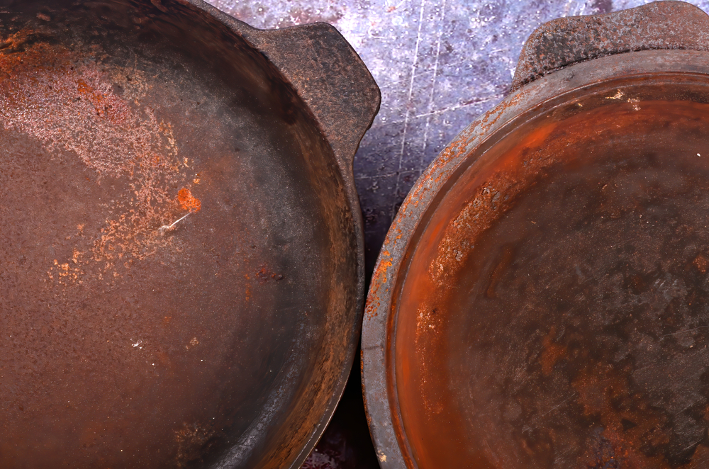 rusty cast iron skillets