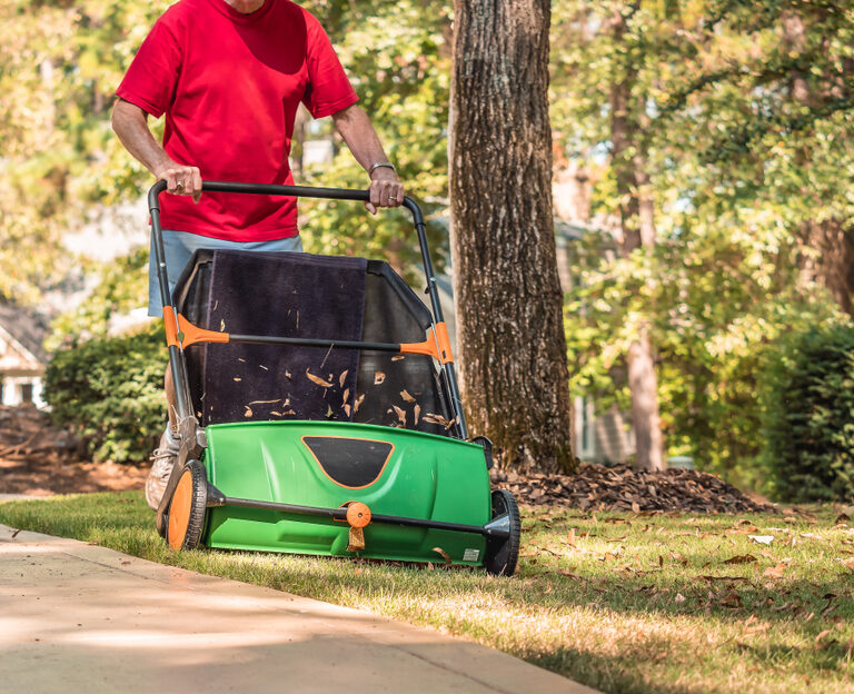Keeping Your Lawn Clean With the Best Lawn Sweepers